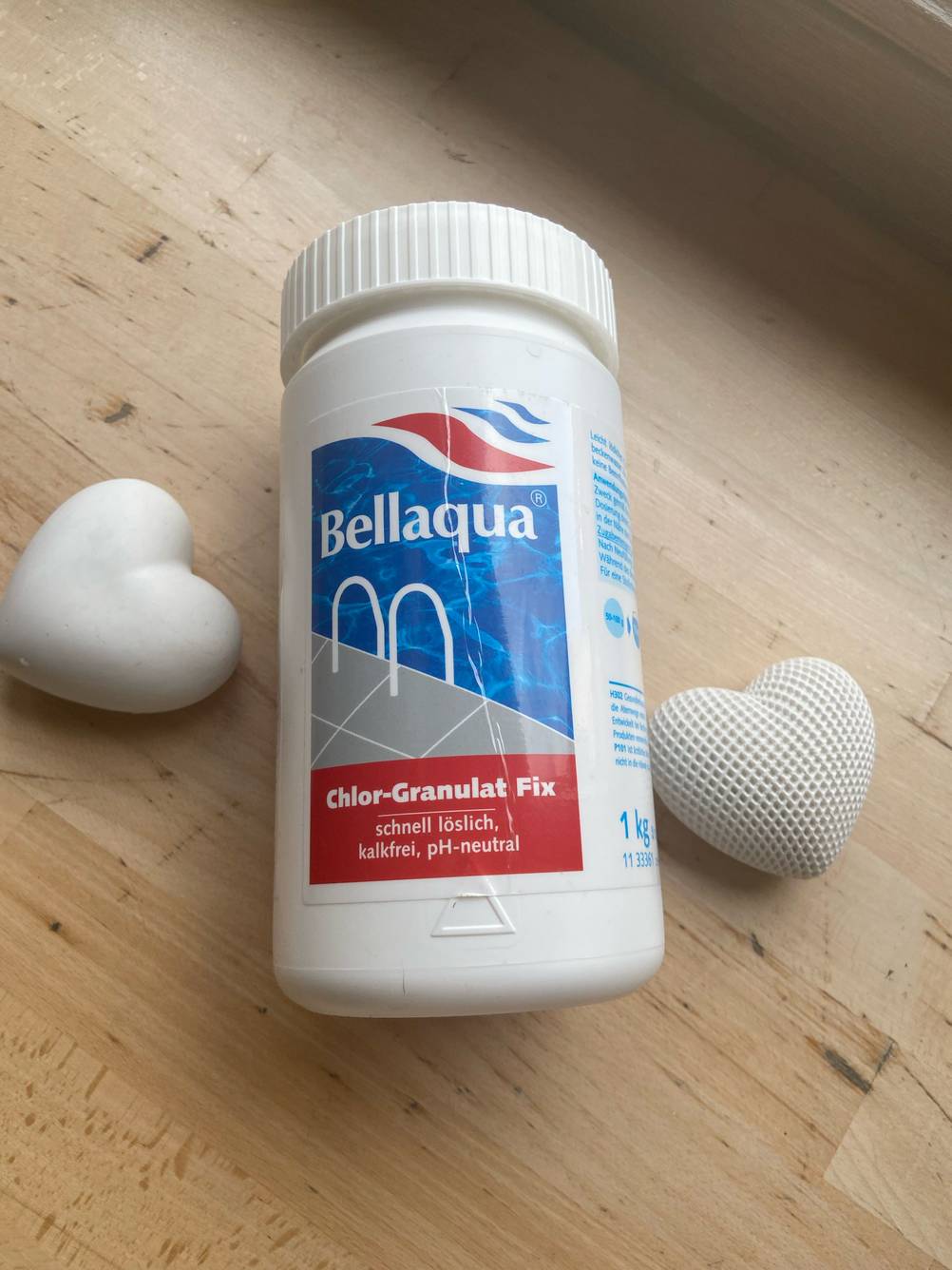 Eine Packung des Poolsalzes im Test auf einer Holzfläche.
