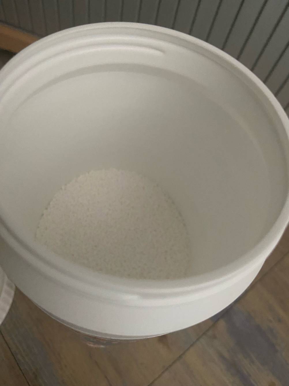 Poolsalz getestet: Innenansicht der Verpackung mit Granulat.