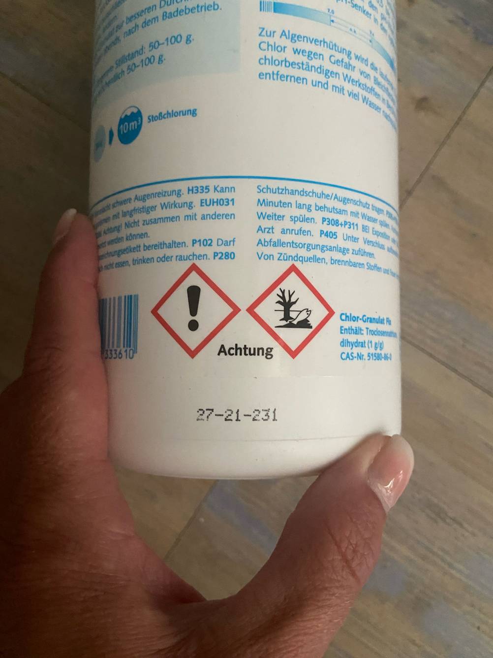 Poolsalz im Test: Nahaufnahme der Wahrnhinweise auf der Verpackung.