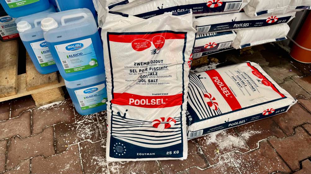Eine Packung des getesteten Poolsalz lehnt an einer ganzen Palette.