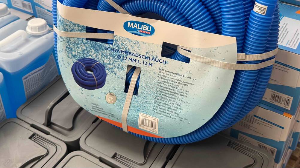 Poolschlauch getestet: Nahaufnahme des Labels mit Logo und Artikelbezeichnung.