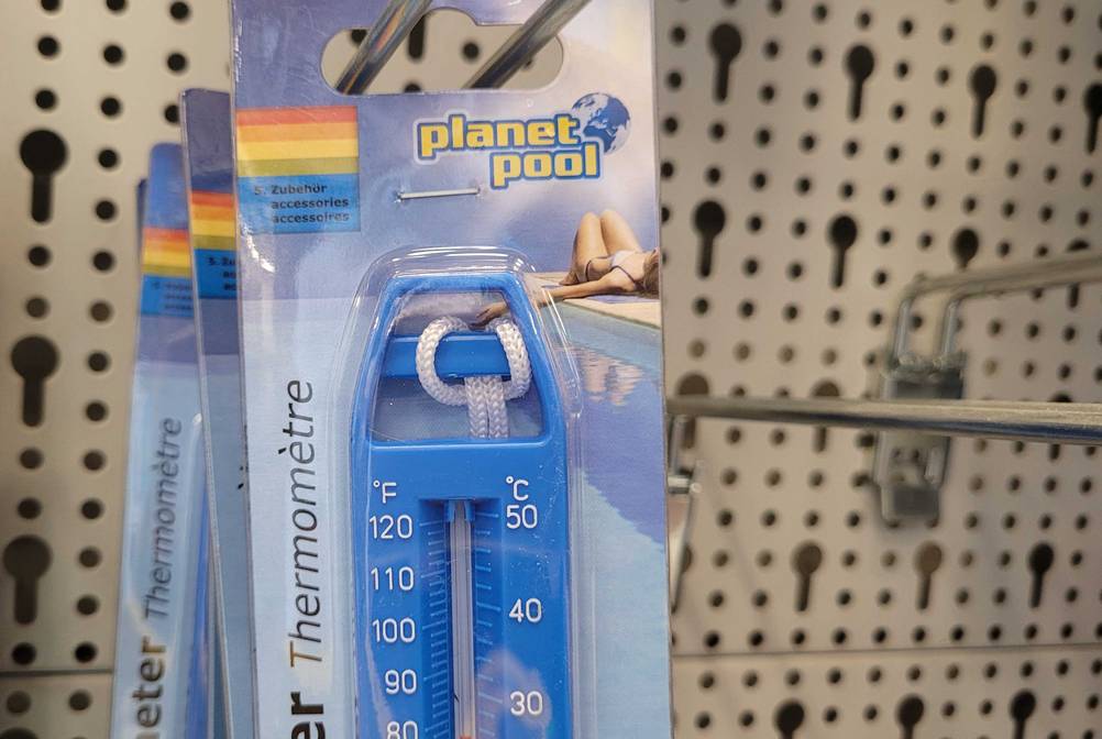 Poolthermometer Funk getestet: Nahaufnahme der Aufhängungsmöglichkeit.