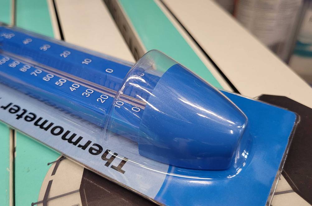 Seitenansicht des Messfühlers in Verpackung eines Poolthermometer Funk im Test.