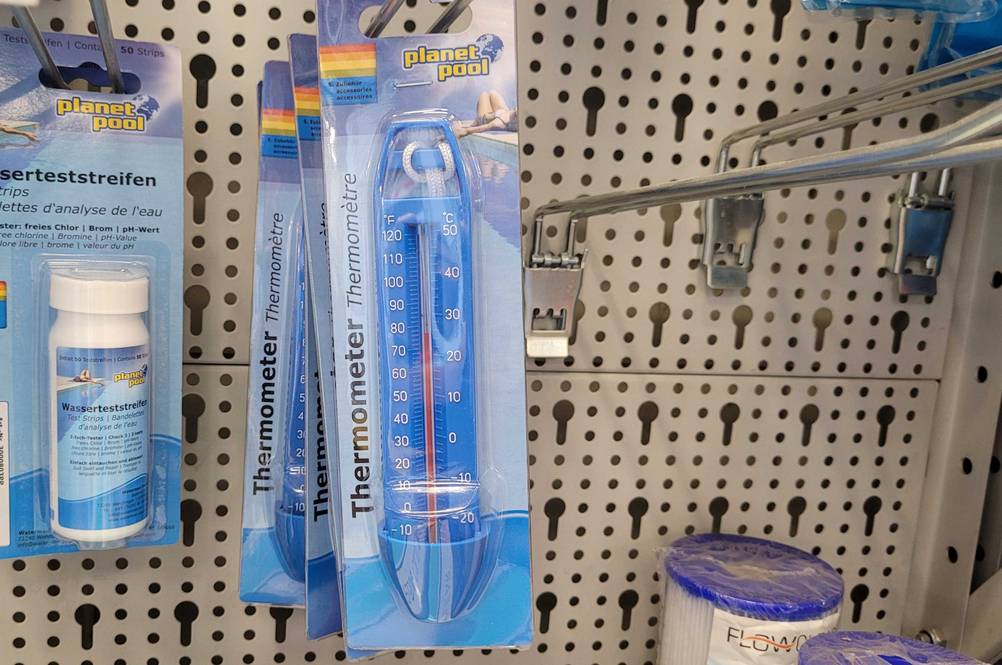 Ein getestetes Poolthermometer Funk hängt neben anderen Produkten in einem Verkaufsregal.