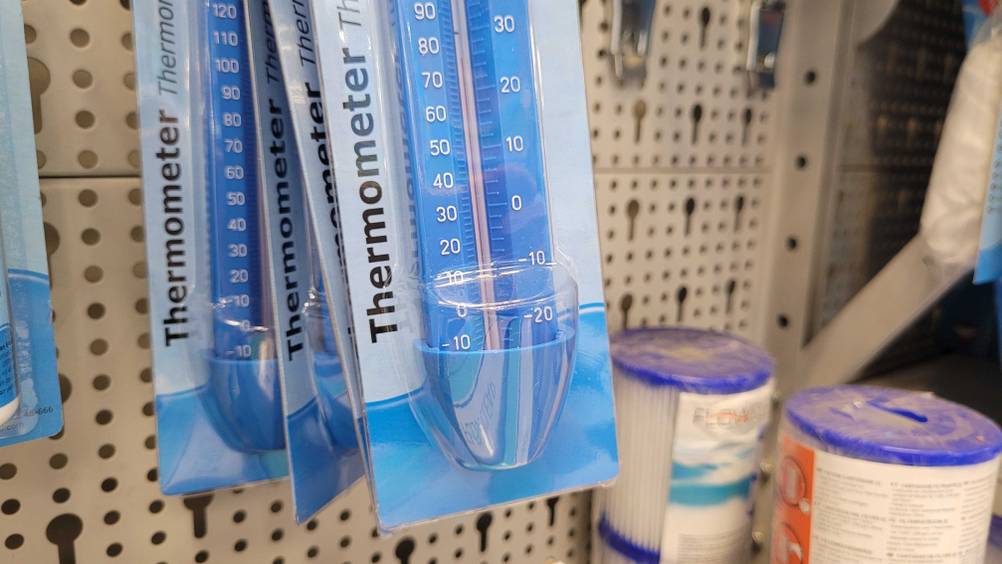 Nahaufnahme des getesteten Poolthermometer Funk neben anderen im Regal hängend.
