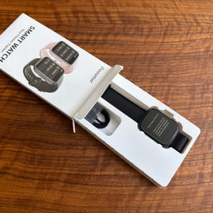 Die Poounur-T80-Smartwatch wurde halb aus dem Karton gezogen