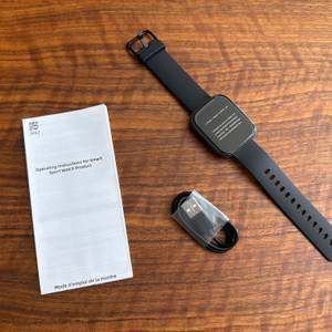 Der Lieferumfang der Poounur-T80-Smartwatch liegt auf einem Tisch