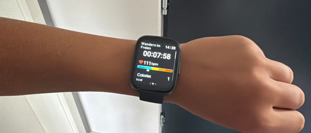 Die Poounur-T80-Smartwatch misst einen Puls von 111 bpm