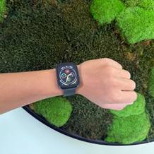 Die Poounur-T80-Smartwatch an einem Handgelenk