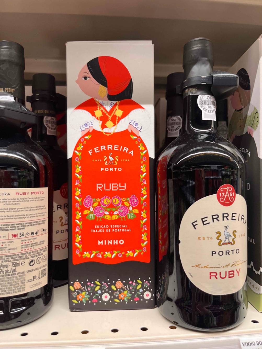 Neben der Originalverpackung steht eine Flasche Portwein im Test in einem Regal neben anderen Produkten.