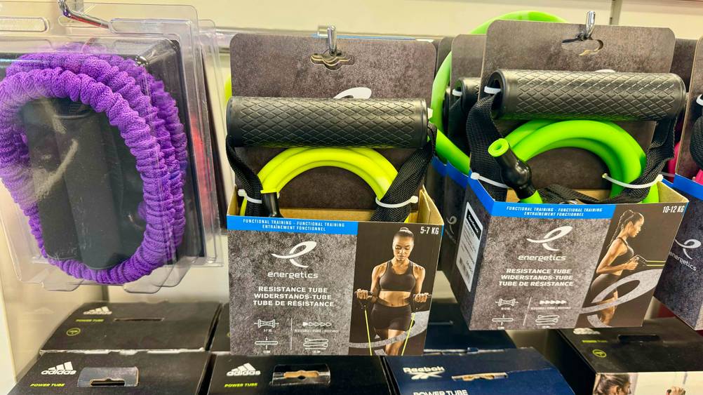 Power Band im Test: Mehrere verpackte Produkte hängen in einem Verkaufsregal.