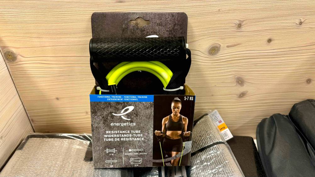 Getestet: Ein Power Band in der Originalverpackung lehnt an einer Holzwand.