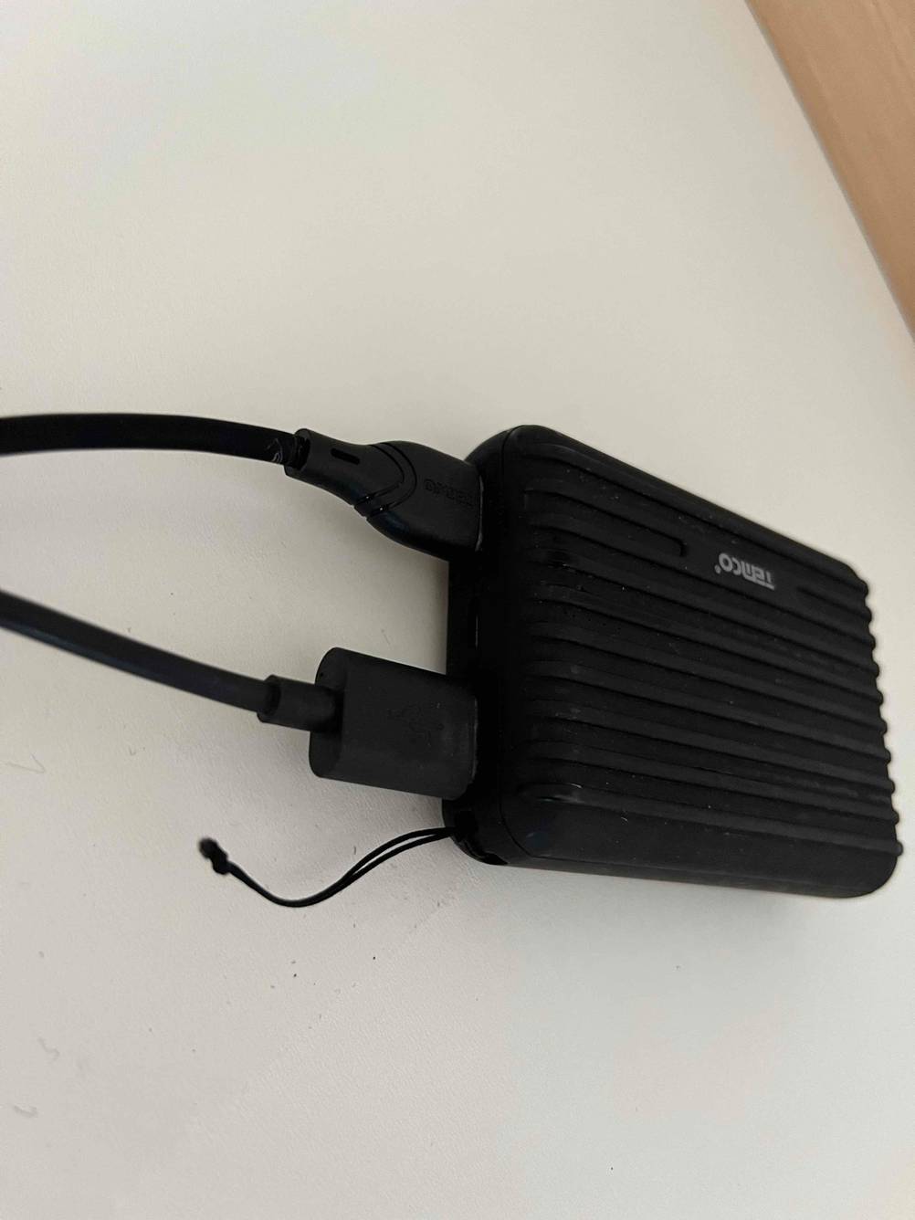 Eine getestete Powerbank 10.000 mAh mit Fokus auf die Anschlüssen auf einer hellen Fläche.