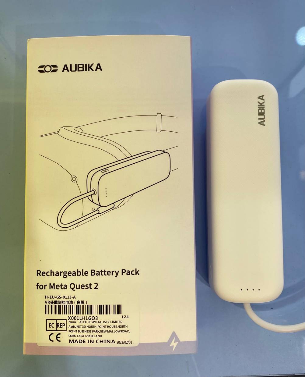 Im Test: Eine Powerbank neben ihrer Originalverpackung auf einer blauen Fläche.
