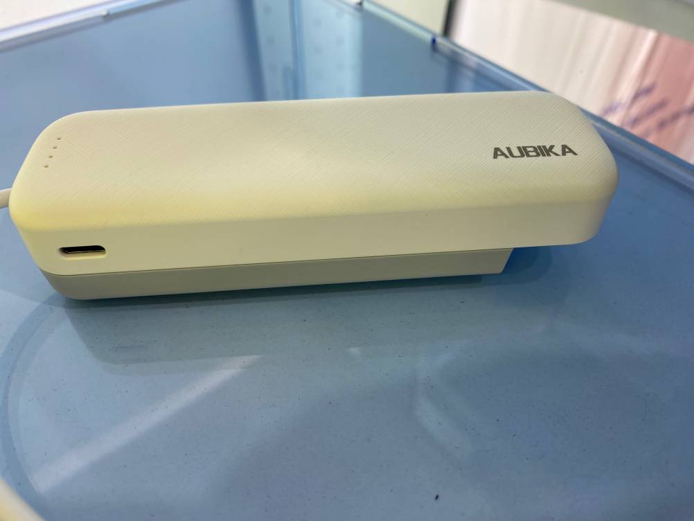 Im Test: Eine Powerbank von der Seite auf der Ladestation.