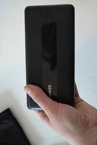 Powerbank in der Hand
