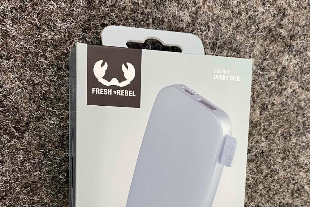 Powerbank (USB-C) getestet: Vorderseite der Originalverpackung mit Nahaufnahme des Logos.