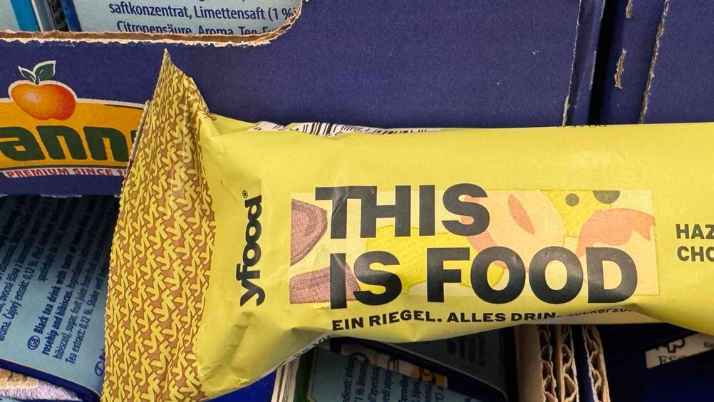 Powerbar Riegel-Test: Nahaufnahme der Verpackung mit Logo.