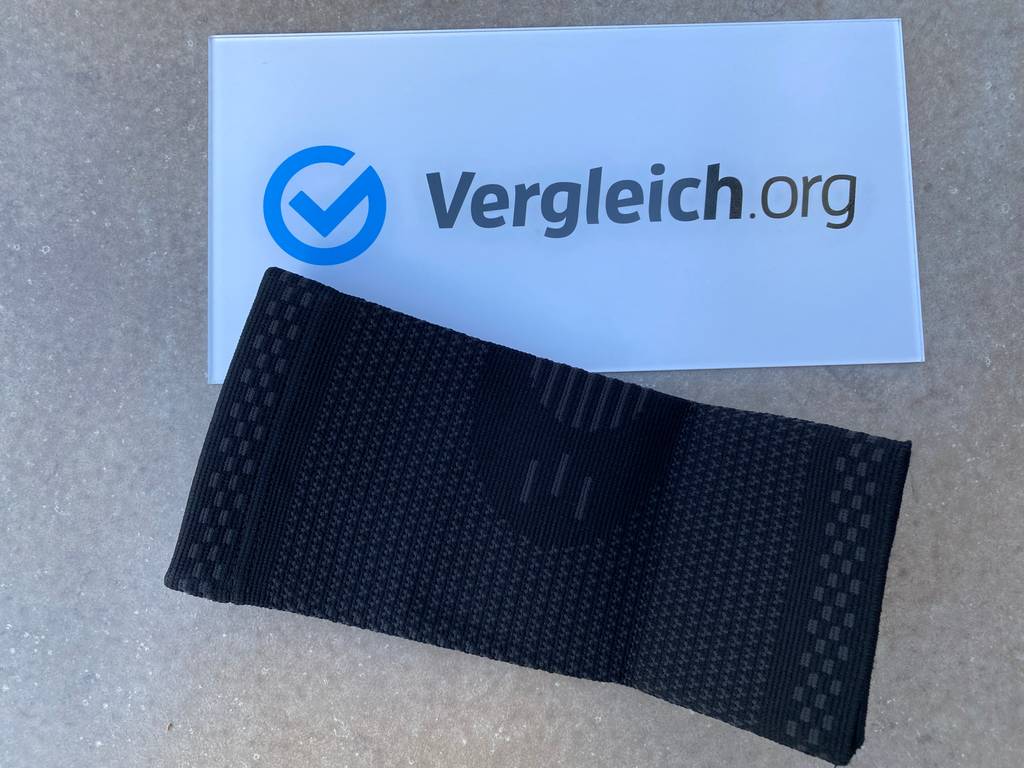Ellbogenbandage schwarz ausgepackt.