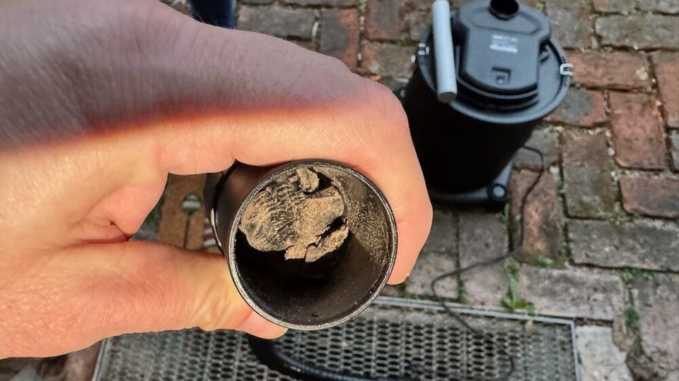 Steckengebliebene Stücke im Schlauch des Powerplus pow X308