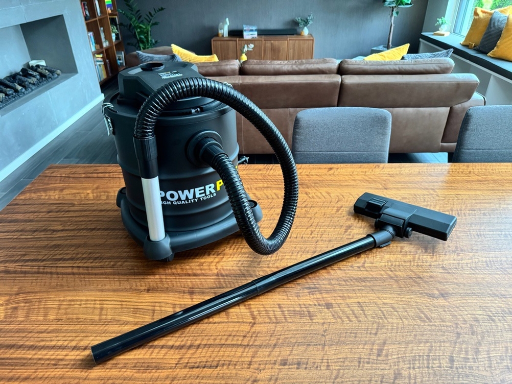 Die Bodendüse liegt neben dem Powerplus pow X308