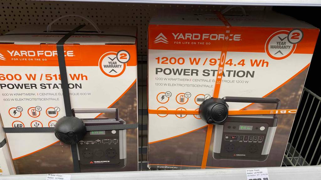 Mehrere verpackte Powerstationen im Test. 