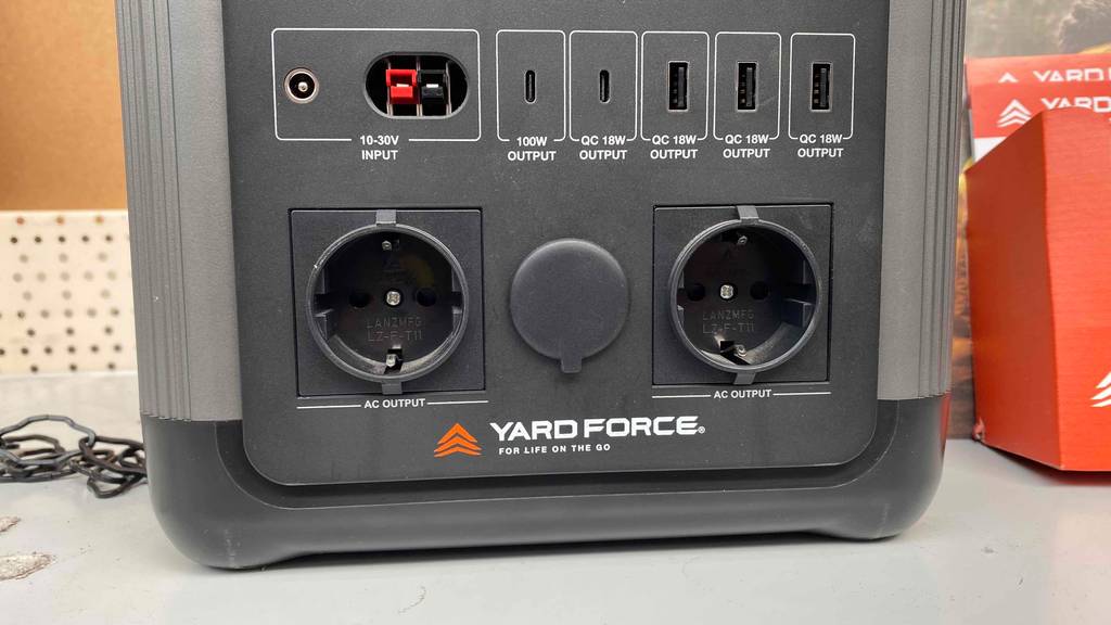 USB-Anschlüsse und Steckdosen von einer getesteten Yard-Force-Powerstation.