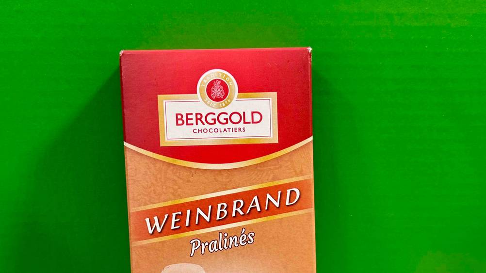 Pralinen mit Alkohol getestet: Nahaufnahme der Verpackung mit Logo.