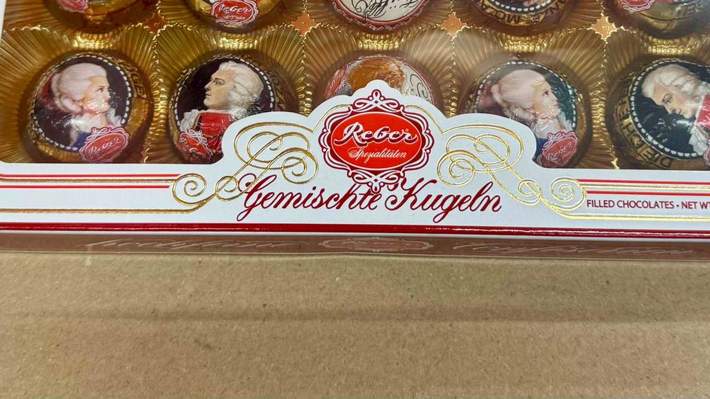 Pralinen getestet: Nahaufnahme der Verpackung mit Logo.