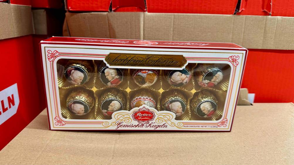 Pralinen im Test: Eine Packung auf einem Karton stehend.