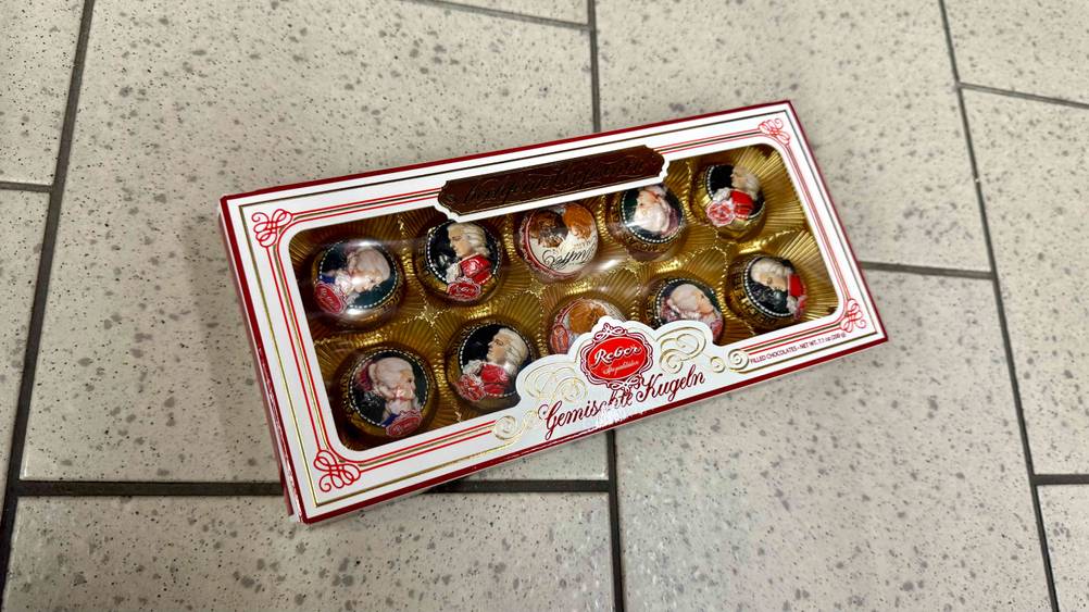 Pralinen-Test: Auf eine Fließenboden liegt eine Packung.