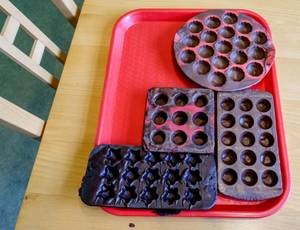 Pralinenformen-Test: Silikon-Pralinenformen mit Schokolade ausgegossen.
