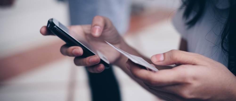 teenager beim aufladen der prepaid karte