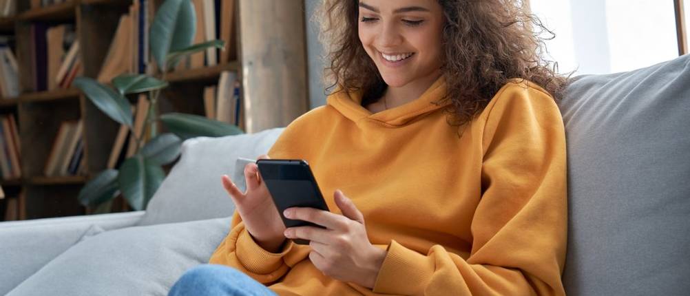 maedchen mit smartphone in der hand