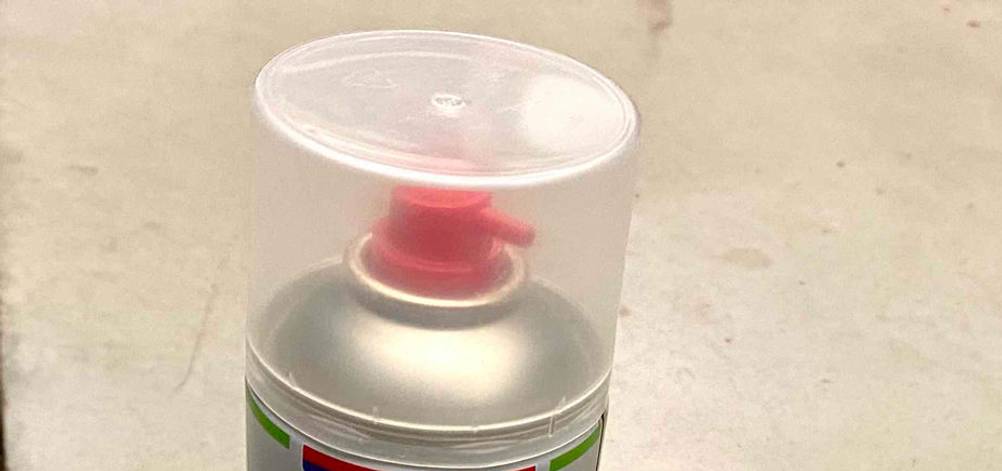 Detailansicht der transparenten Abdeckkappe des Sprühkopfes einer Sprühdose mit Bremsenreiniger im Test.