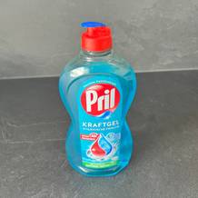 Die Flasche Pril 5+ Kraft-Gel Antibakteriell steht auf einer Küchenarbeitsplatte
