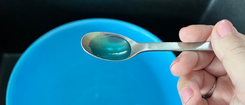 Das Pril-5+-Kraft-Gel Antibakteriell auf einem Löffel.