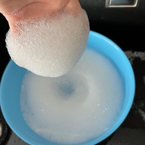 Eine Hand hält Schaum des Pril-5+-Kraft-Gels Antibakteriell.