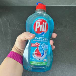 Eine Hand hält die Flasche des Pril-5+-Kraft-Gel Antibakteriell fest.