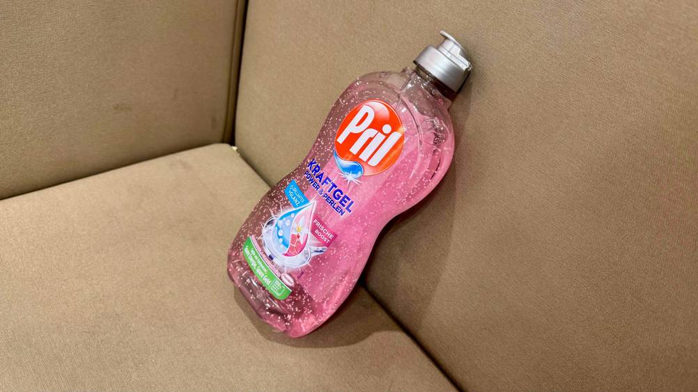 Pril-Spülmittel im Test: Eine Flasche leicht seitlich auf einem beigen Polster.