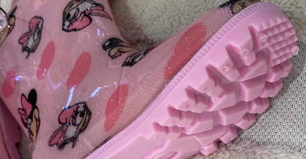 Getestet: Kinder-Gummistiefel in Rosa, der Fokus liegt auf der ausgeprägten Profilsohle.