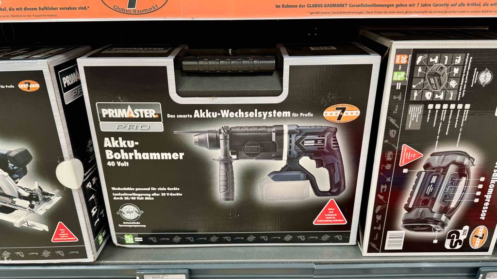 Ansicht der Produktverpackung des getesteten Akku-Bohrhammers inklusive Akku-Wechselsystem.