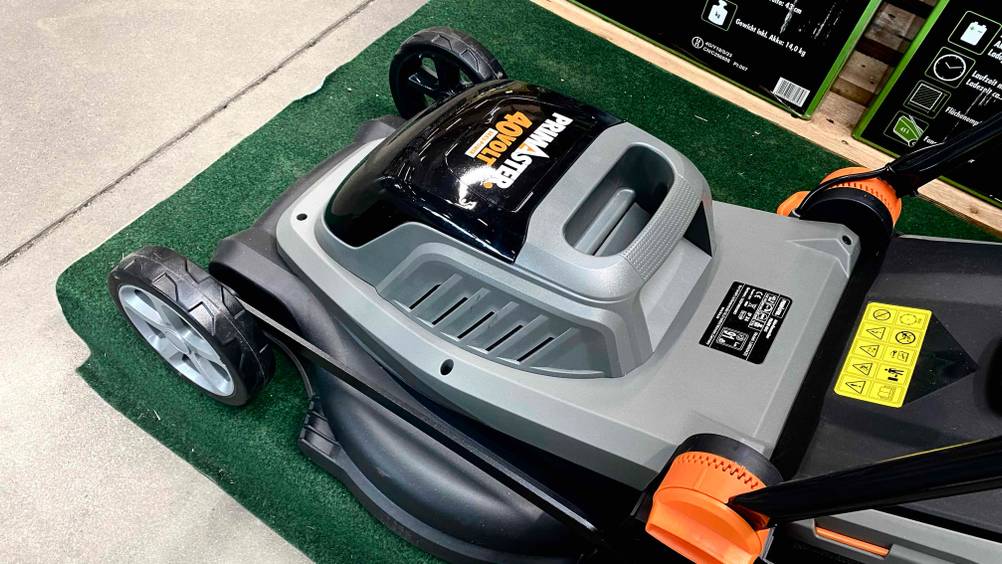 Akku-Rasenmäher mit Mulchfunktion von Primaster getestet: Nahaufnahme Motor von schräg oben.