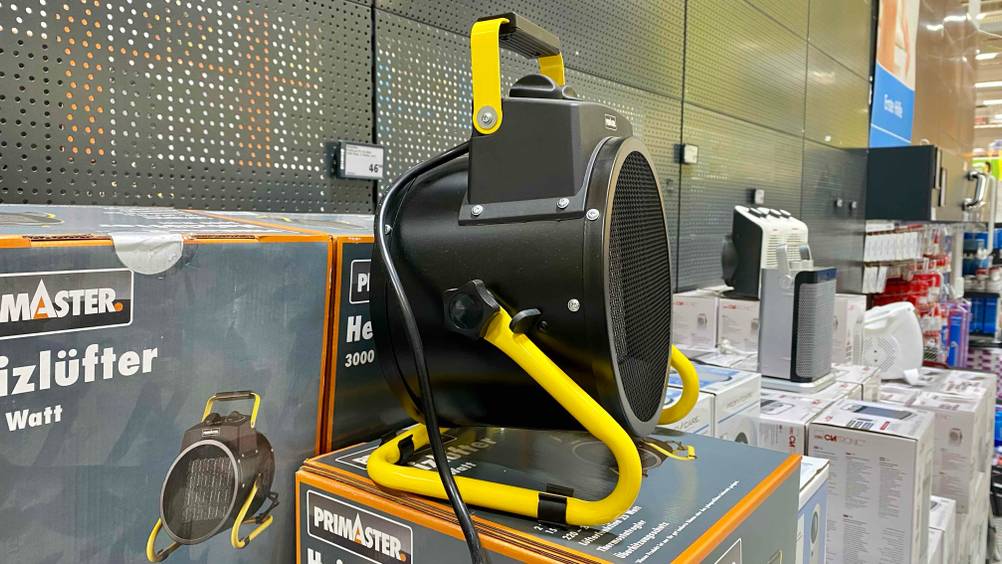 Im Test: Ein Heizlüfter 3000 Watt auf einem Karton stehend in einer Verkaufsfläche.