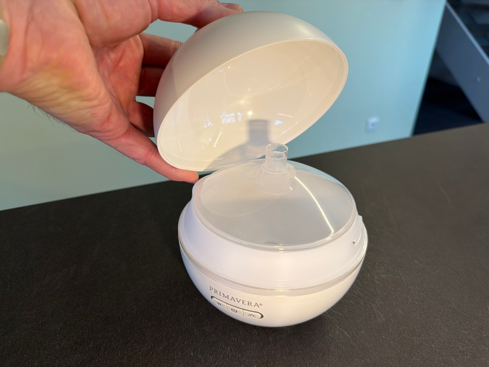 Eine Hand nimmt den Deckel vom Primavera Feel Happy 42008 ab