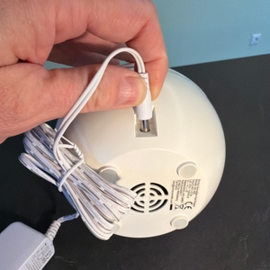 Eine Hand steckt ein Kabel in den Primavera Feel Happy 42008