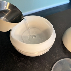 Wasser wird in den Primavera Feel Happy 42008 gegossen