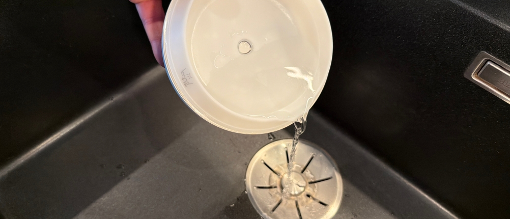 Wasser wird aus dem Primavera Feel Happy 42008 gegossen