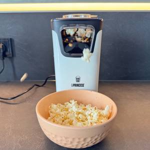 Popcorn fällt aus der Princess 01.292986.01.001 in eine Schale