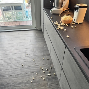 Popcorn liegt in einer Schale neben der Princess 01.292986.01.001, auf einer Arbeitsplatte und dem Boden